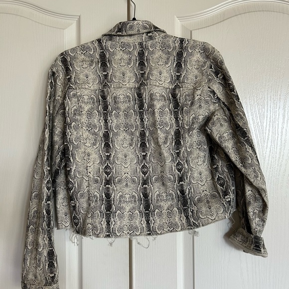 Vigoss faux snakeskin cotton distressed hem cropped denim jacket medium - Picture 9 of 9